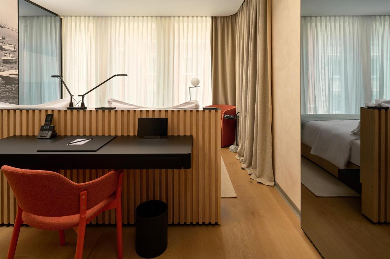 Hotel Ambasador Сплит Экстерьер фото A room at the hotel