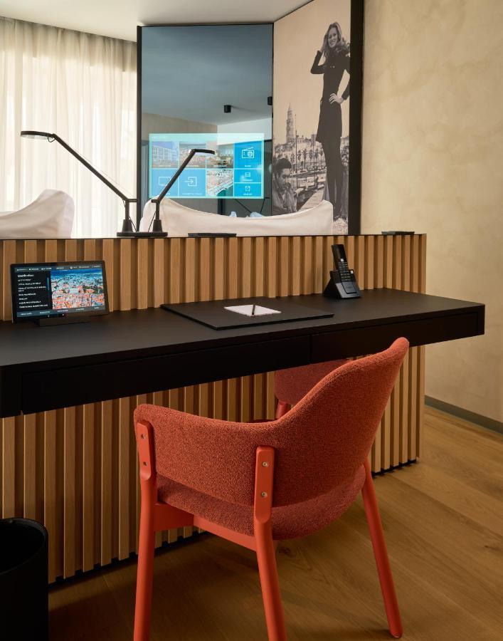 Hotel Ambasador Сплит Экстерьер фото A room at the hotel