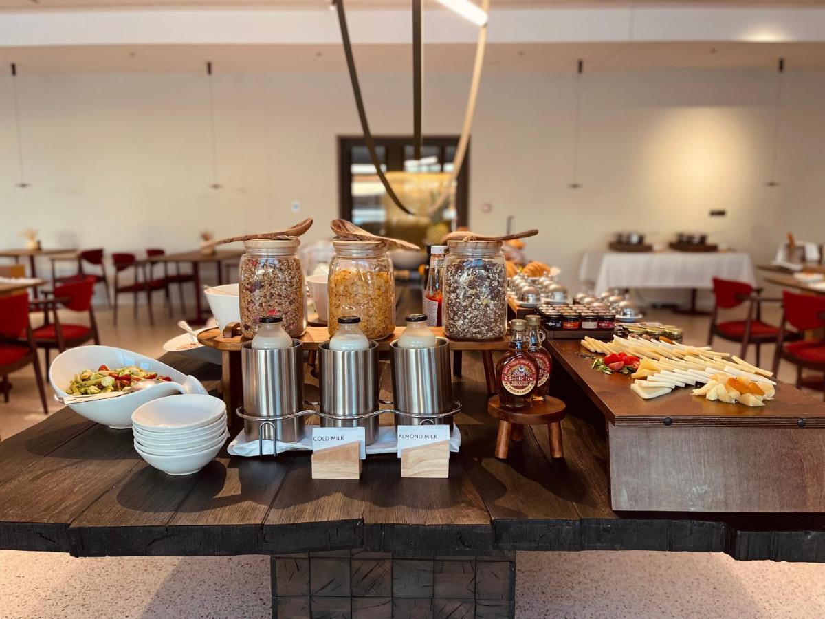 Hotel Ambasador Сплит Экстерьер фото Breakfast at the hotel