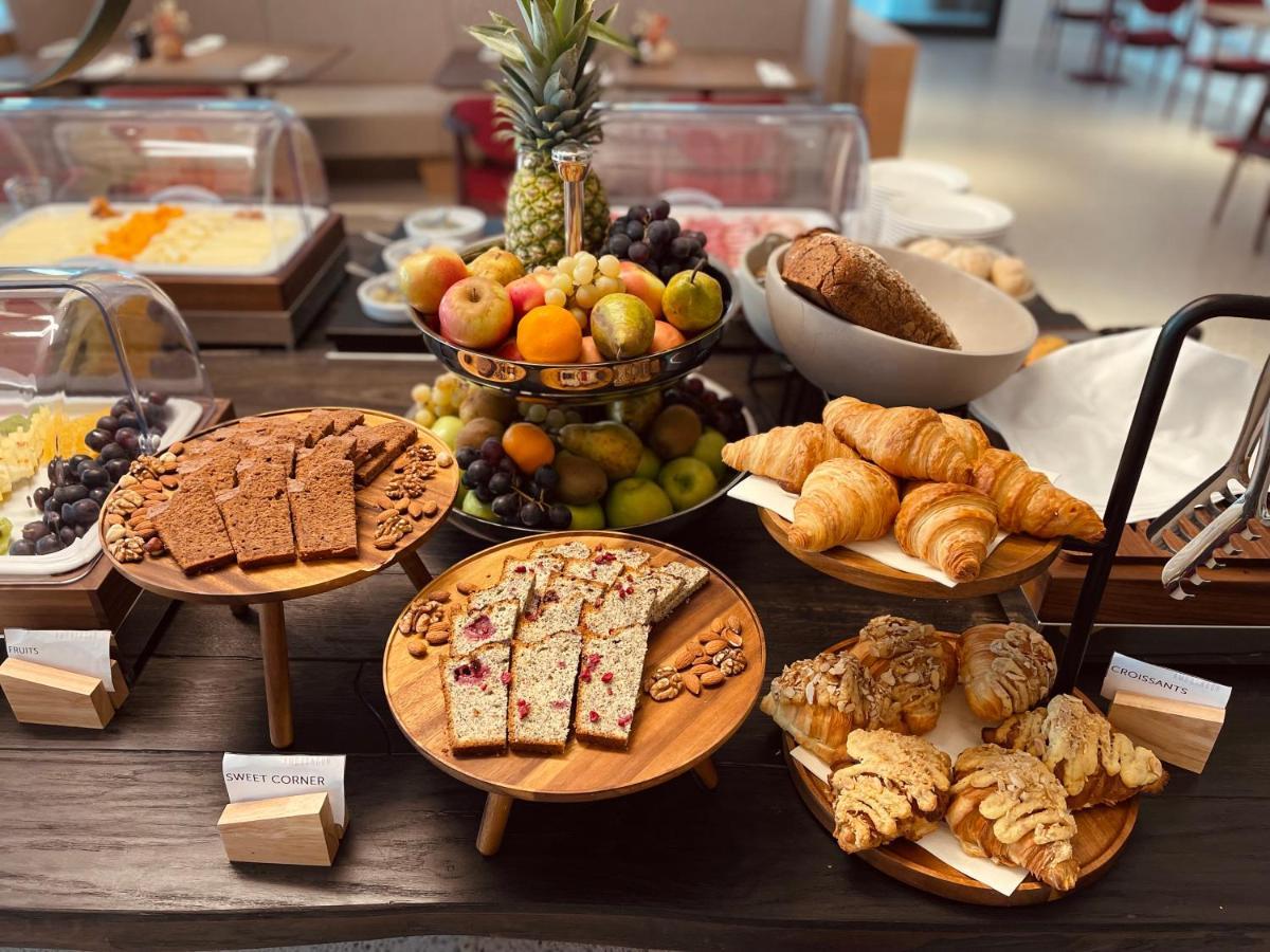 Hotel Ambasador Сплит Экстерьер фото A selection of breakfast items at a hotel