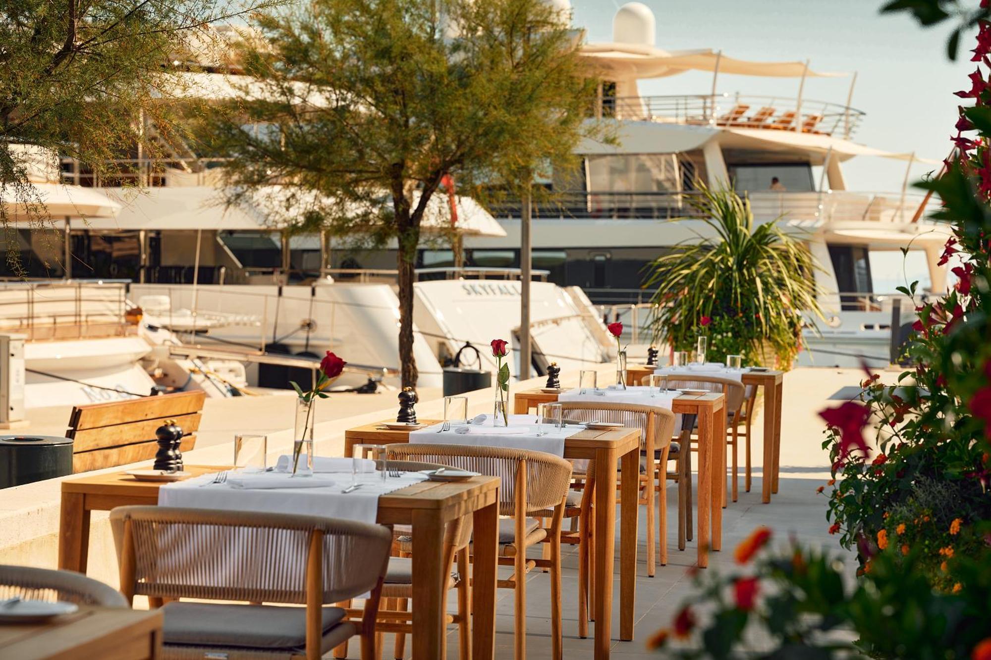 Hotel Ambasador Сплит Экстерьер фото Restaurant