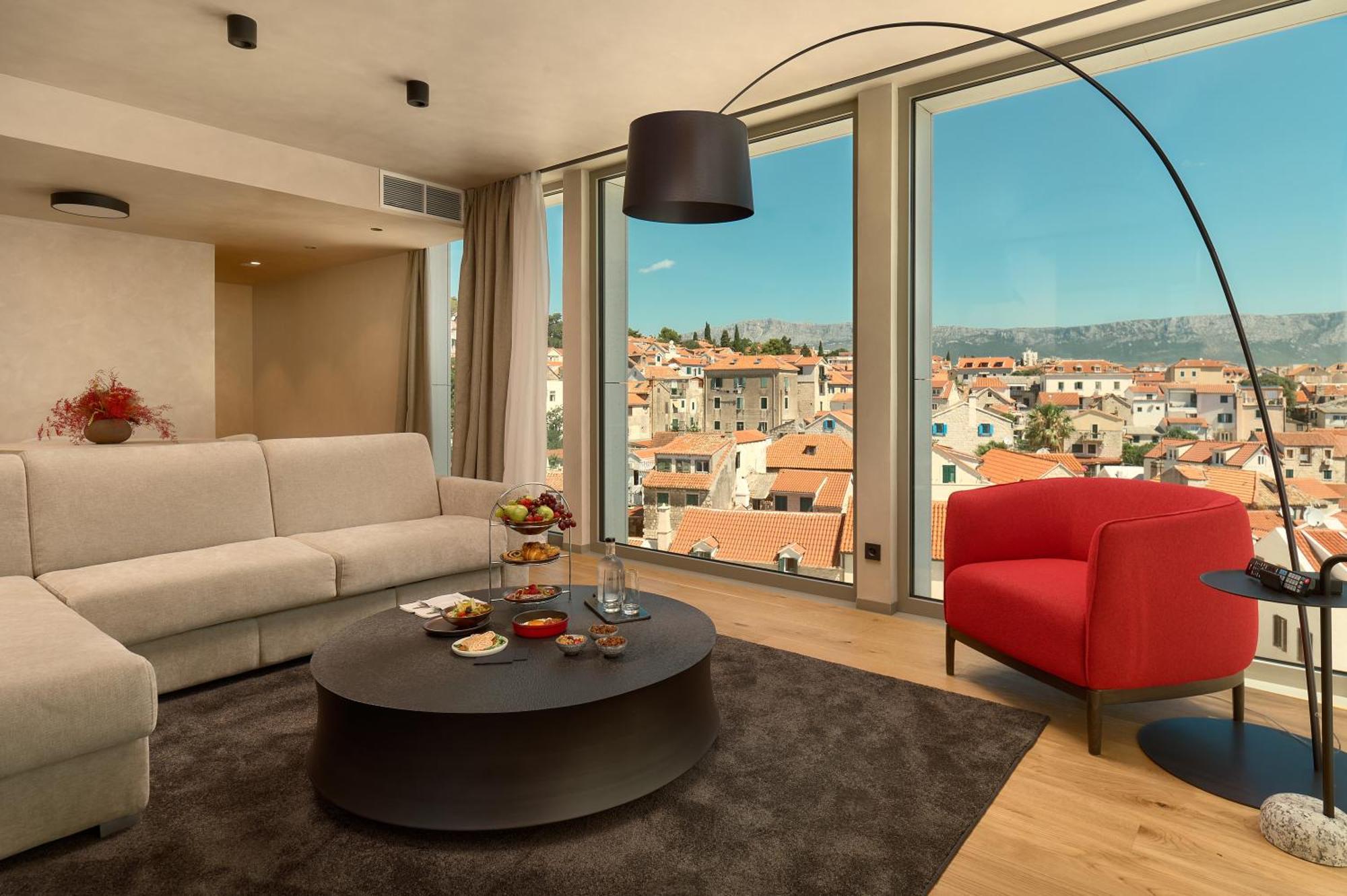 Hotel Ambasador Сплит Экстерьер фото A living room